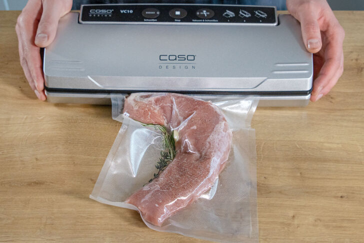 Fleisch mit Kräutern vakuumieren