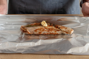 Schweinefilet in Alufolie geben