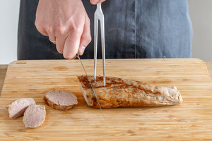 Schweinefilet gegen die Fasern aufschneiden