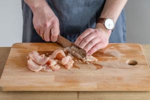 Hähnchen in Streifen schneiden