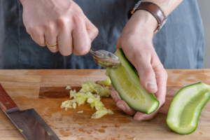 Kerngehäuse der Gurke entfernen