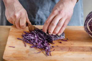 Rotkohl schneiden