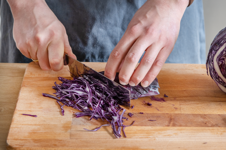 Rotkohl schneiden