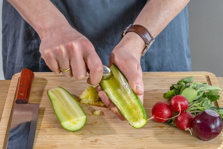 Kerngehäuse der Gurke entfernen