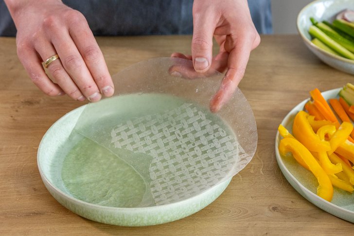 Reispapier in Wasser geben