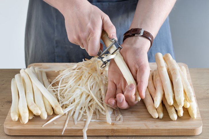 Spargel vor dem Dampfgaren schälen