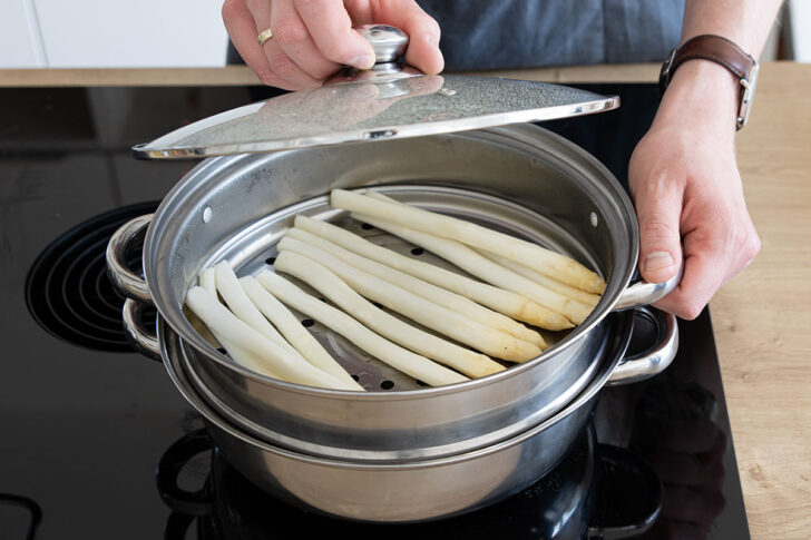 Spargel im Topf mit Dämpfeinsatz garen