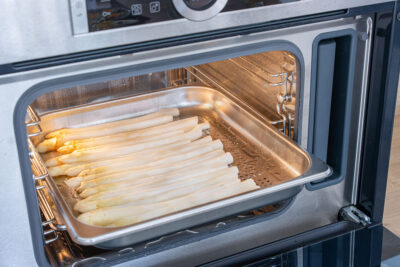 Spargel in den Dampfgarer geben