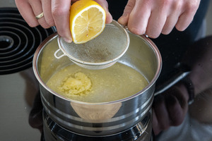 Zitrone zur Butter geben
