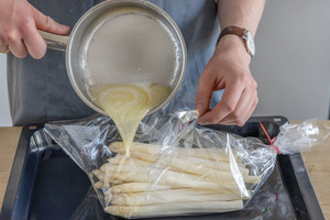 Zerlassene Butter in den Bratschlauch geben