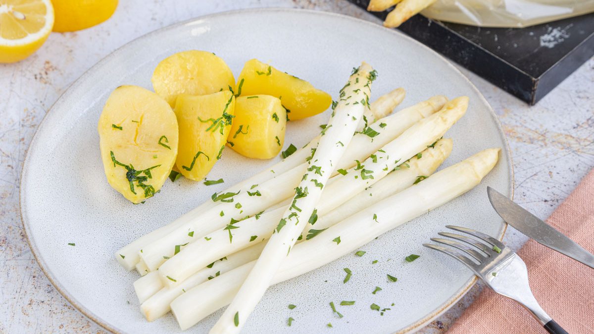 Spargel im Bratschlauch richtig garen | Rezept - eat.de