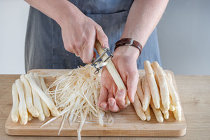 Spargel mit Sparschäler schälen