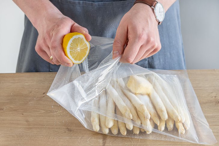 Spargel in Vakuumbeutel geben