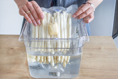 Spargel in das Wasserbad geben