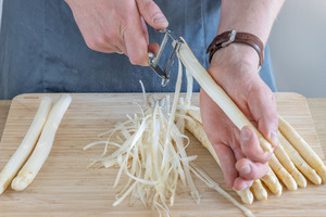 Spargel für Spargelsalat nach Omas Rezept schälen