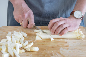 Spargel schneiden
