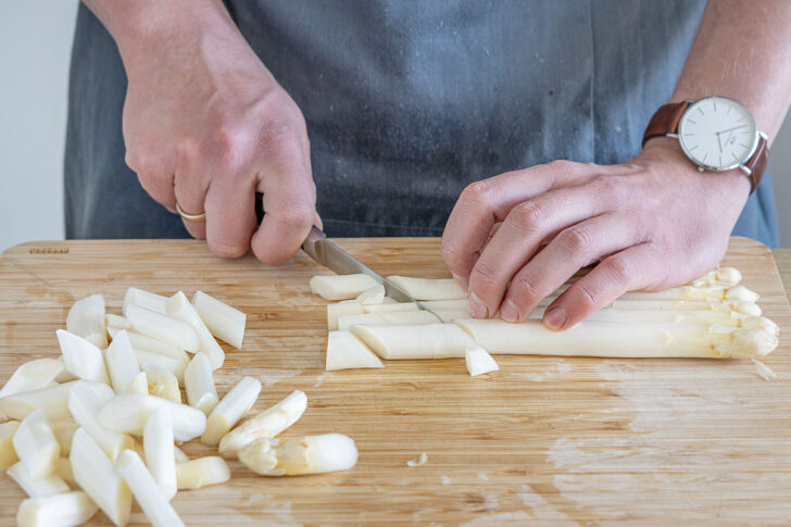 Spargel schneiden
