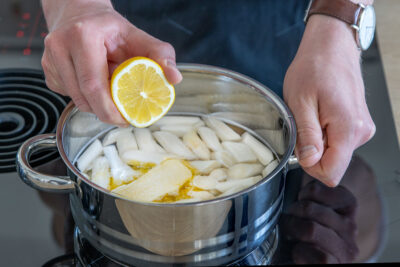 Spargel in Salzwasser mit Butter kochen