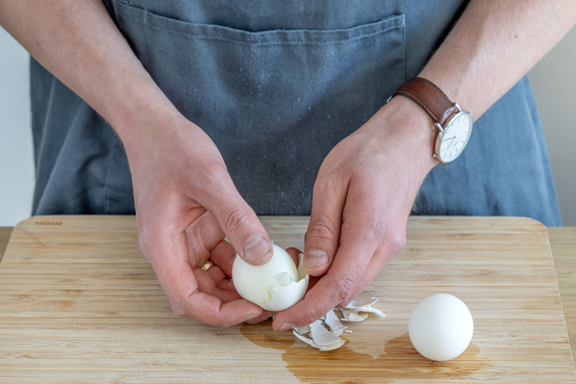 Eier für den Spargelsalat nach Omas Rezept schälen