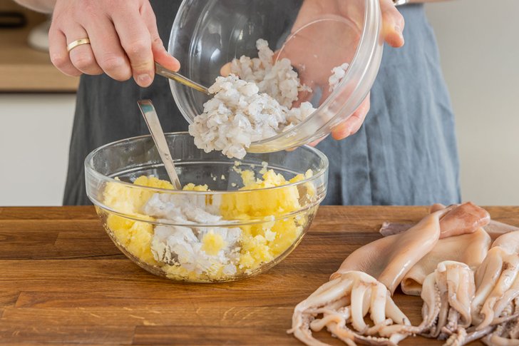 Garnellen zu zerdrückten Kartoffeln geben.
