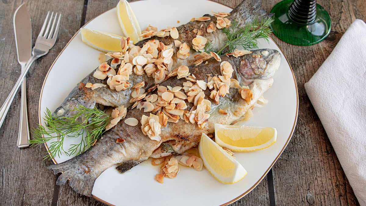 Forelle Müllerin Art mit Mandelbutter | Rezept - eat.de