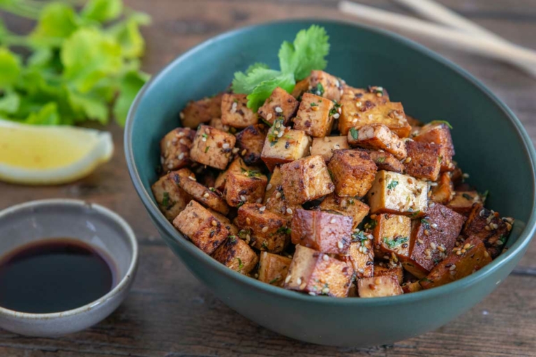 Tofu marinieren mit asiatischer Marinade | Rezept - eat.de