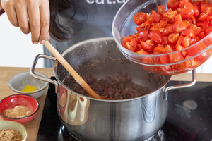 Tomaten in den Topf geben