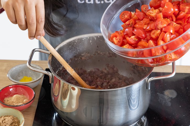 Tomaten in den Topf geben