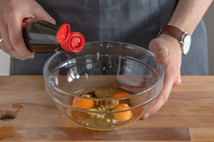 Eier mit Sojasoße verquirlen