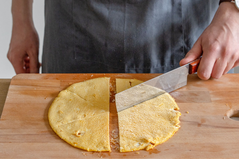 Omelette in Stücke teilen