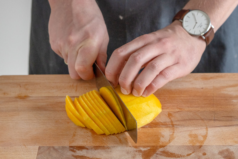 Mango in Scheiben schneiden