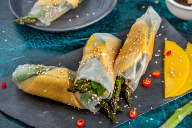 Vegetarische Sommerrollen mit asiatischem Omelette