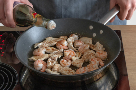 Hähnchen und Garnelen anbraten