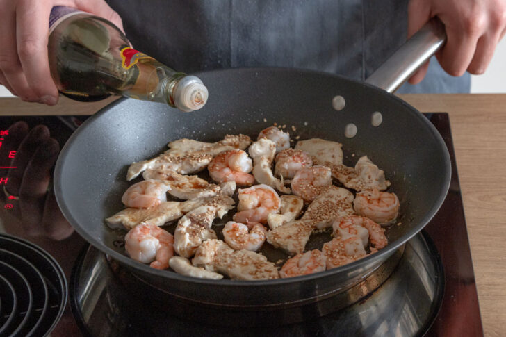 Hähnchen und Garnelen anbraten