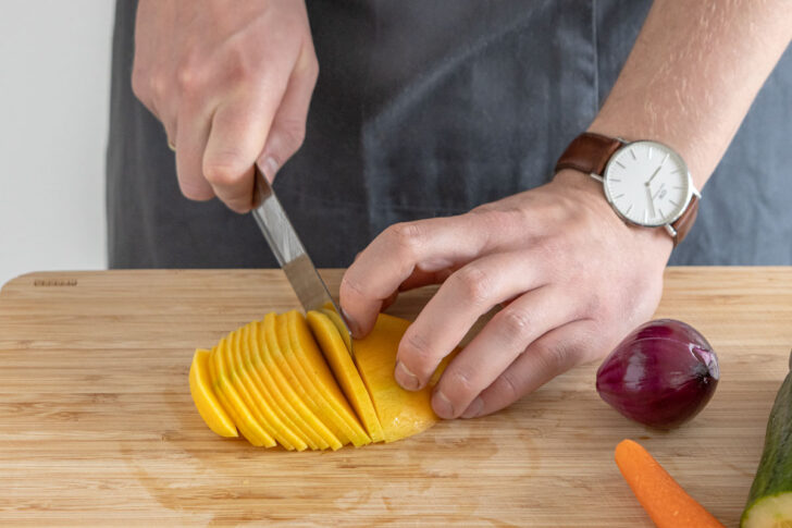 Mango in Scheiben schneiden