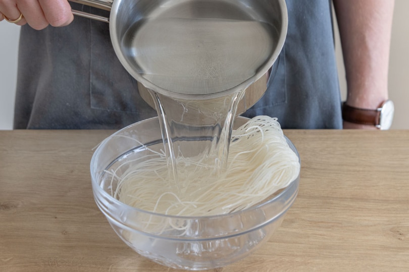 Reisnudeln mit kochendem Wasser übergießen