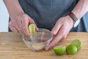 Limette auspressen