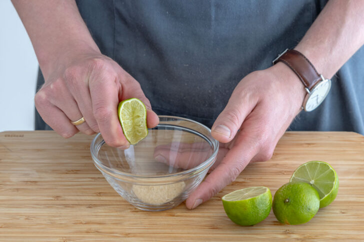 Limette auspressen