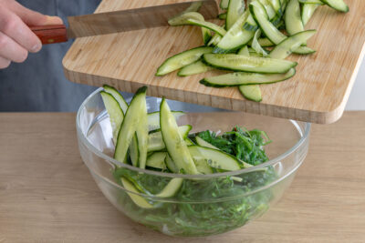Gurke zu Wakame geben