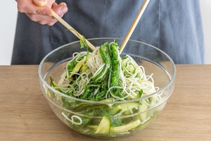 Wakame Salat verrühren