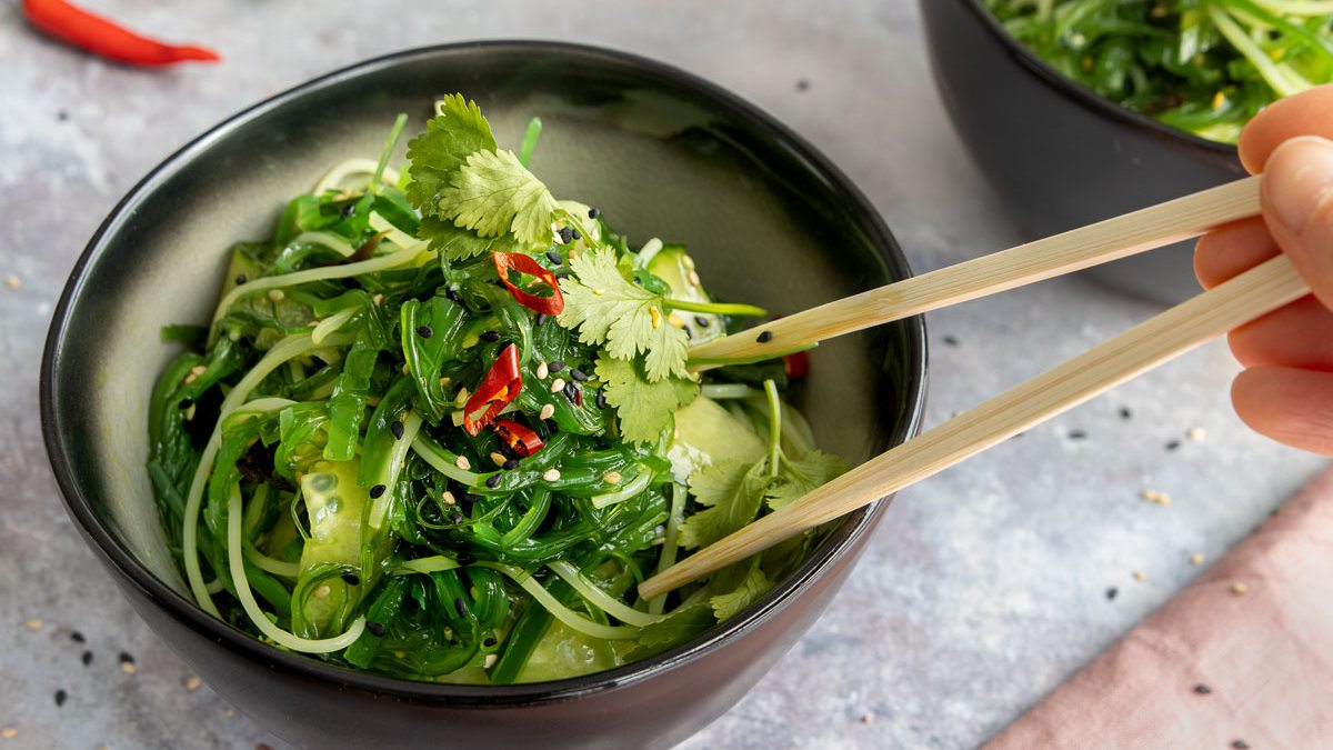 Reisnudel-Wakame-Salat mit Gurke | Rezept- eat.de