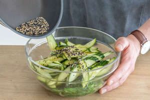 Sesam zum Reisnudel-Wakame Salat geben