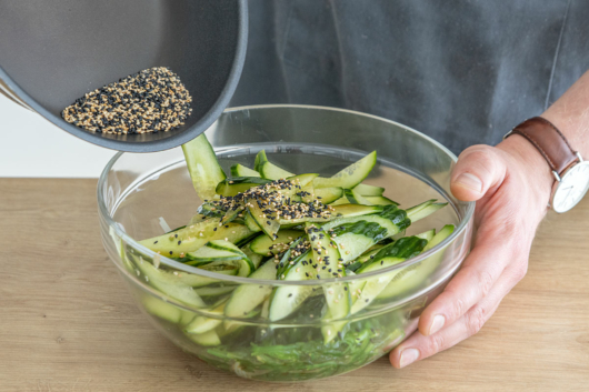 Sesam zum Reisnudel-Wakame Salat geben