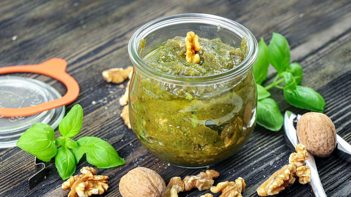 Veganes Walnusspesto mit Basilikum | Rezept