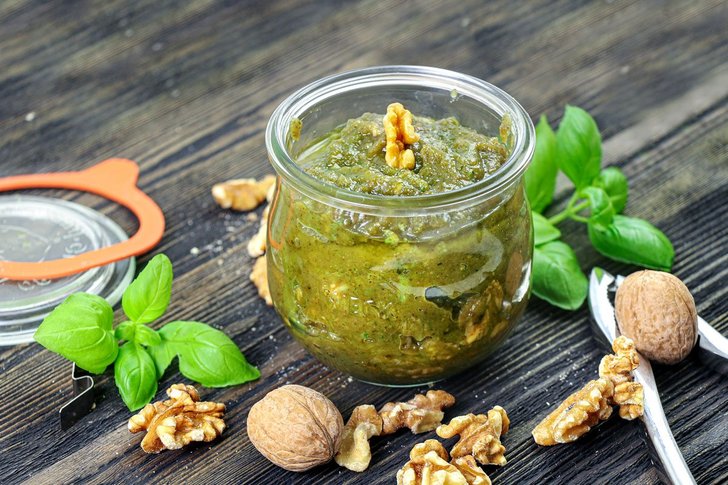 Veganes Walnusspesto mit Basilikum