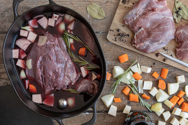Wildschweinbraten einlegen