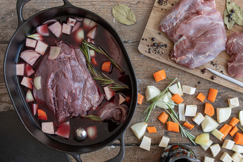 Wildschweinbraten einlegen