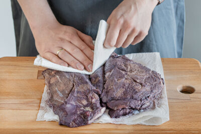 Wildschweinbraten trocken tupfen