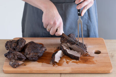 Wildschweinbraten schneiden