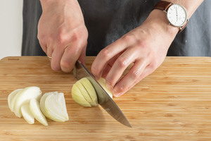 Zwiebeln zerkleinern